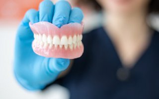 שיניים תותבות הן מכשירי תותב המחליפים שיניים חסרות