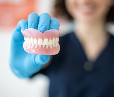 שיניים תותבות הן מכשירי תותב המחליפים שיניים חסרות